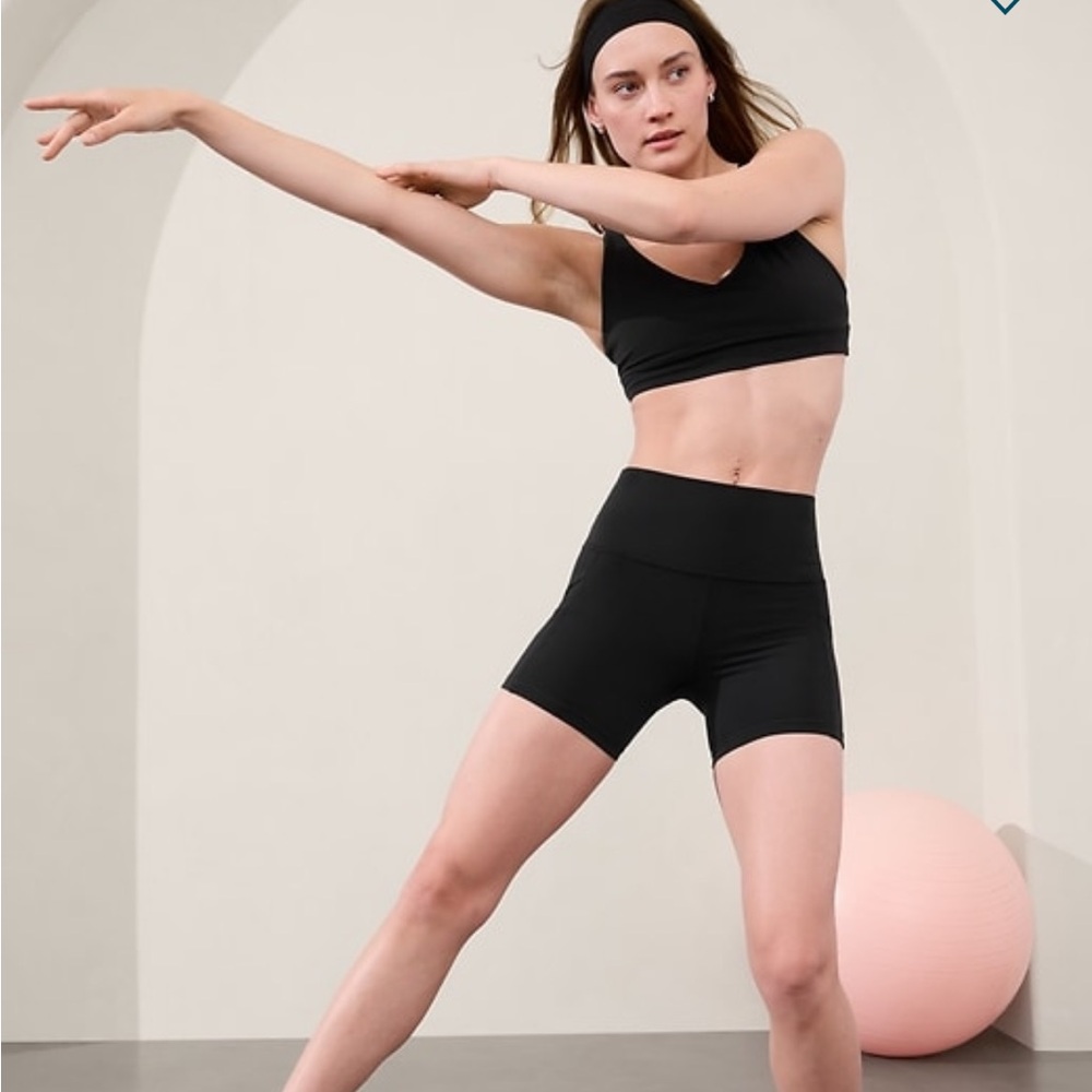 Athleta Salutation Stash II 5 Inch High Rise Shorts